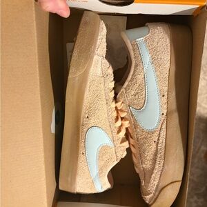 Nike Blazer Low '77 VNTG in Crimson and Blue